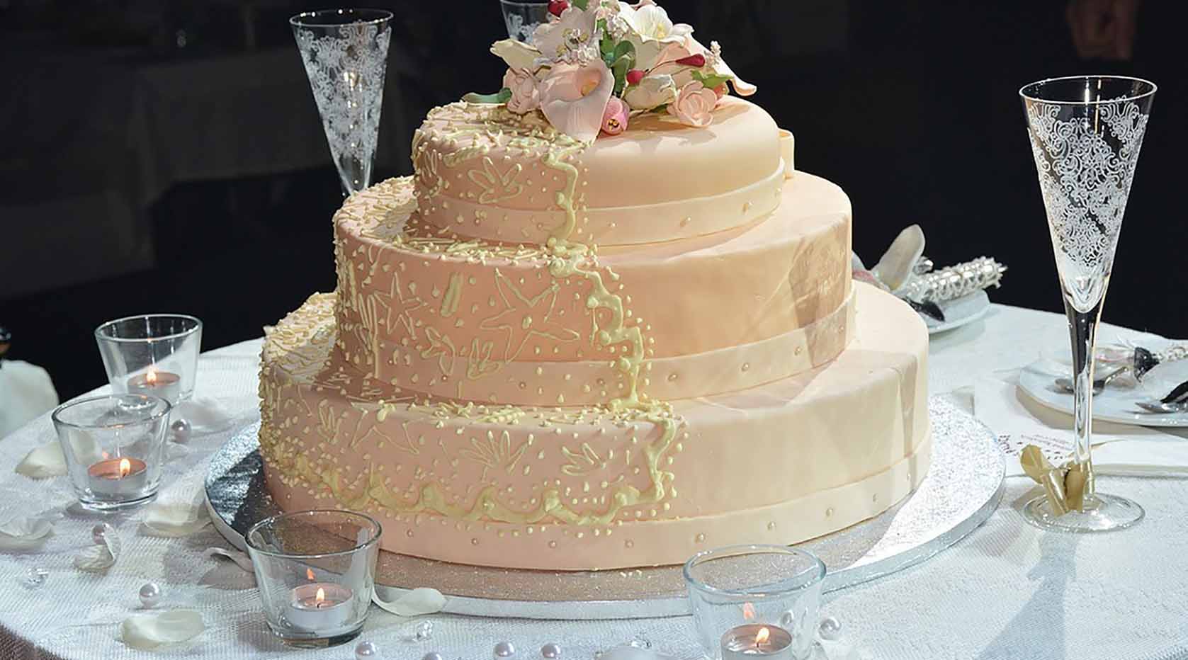 Three tiere pink wedding cake.